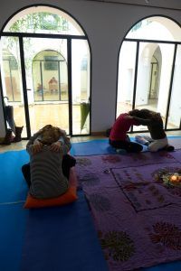Yoga en los jardines de jabalcuz. Proyecto Retirarte. Asociación Merkhaba.